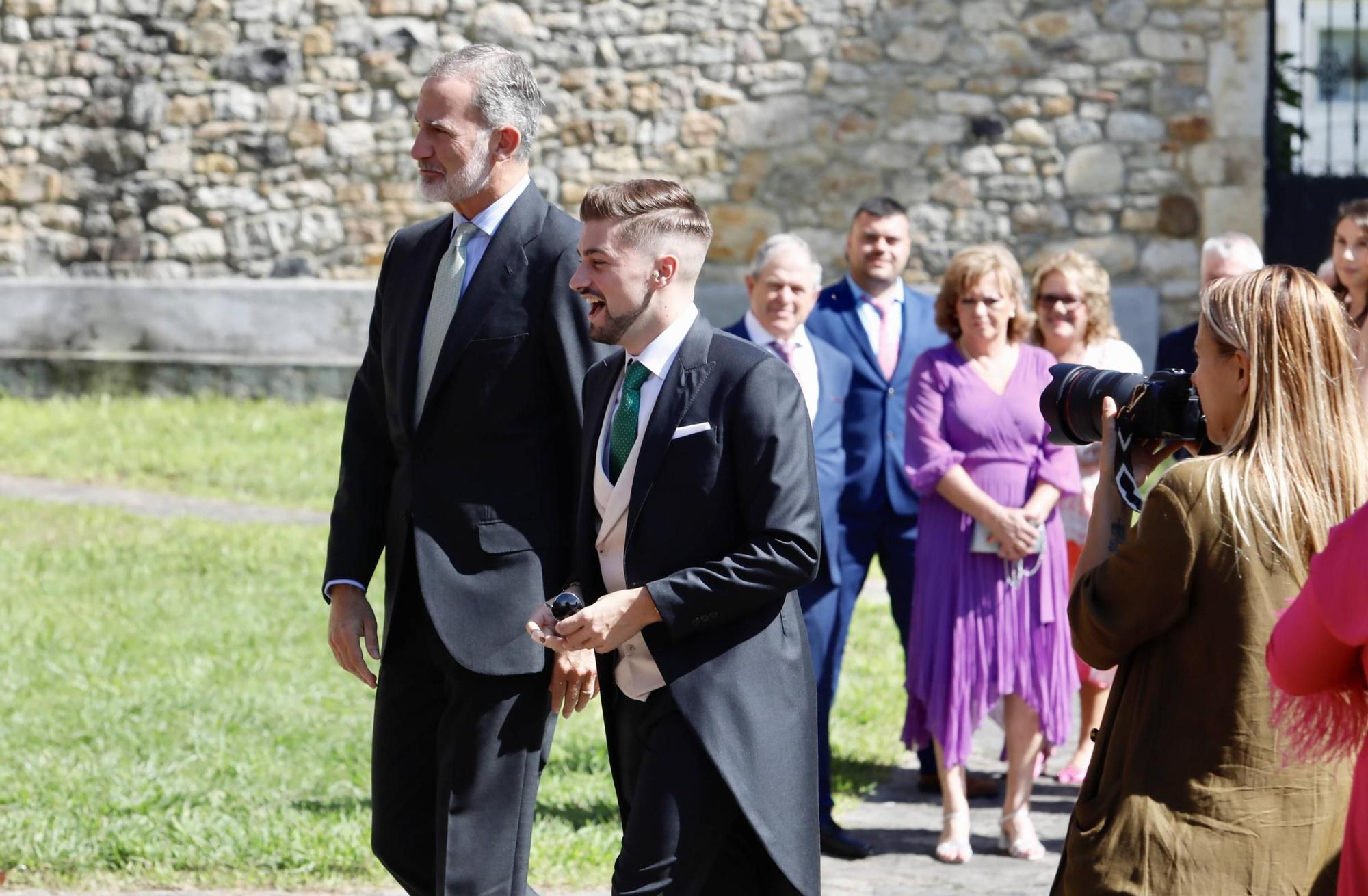 El Rey Felipe VI, testigo de excepción en la boda de su ahijado en Gijón (en imágenes)