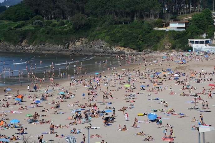 Playas abarrotadas y atascos en Oleiros