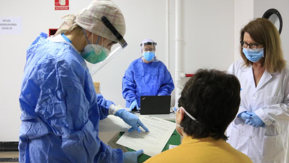 La primera participant de l&#039;estudi de seroprevalença escolta la informació que li donen les professionals.