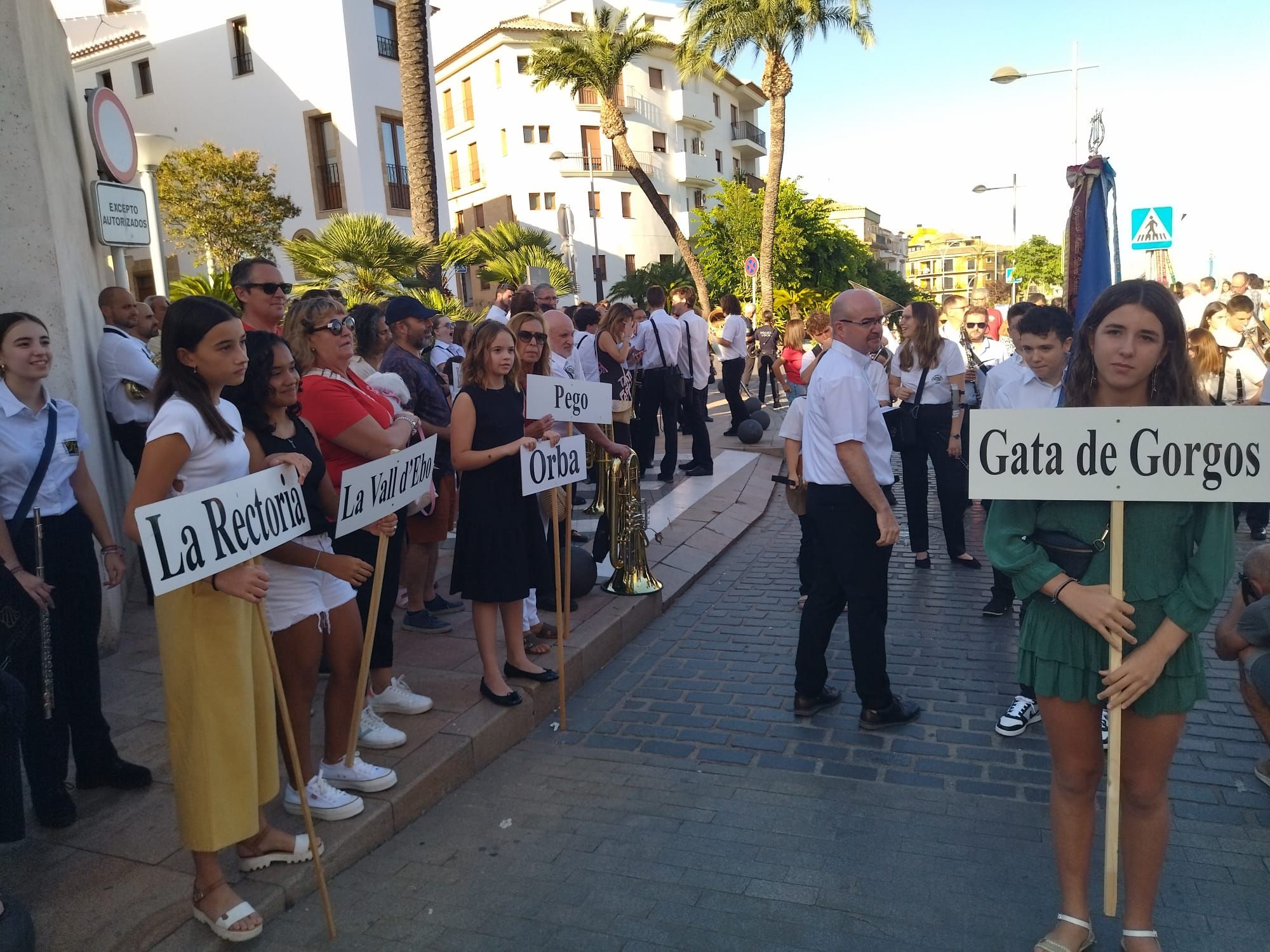 Xàbia, capital de la música: más de 800 músicos de toda la comarca llenan de vida las calles (imágenes)