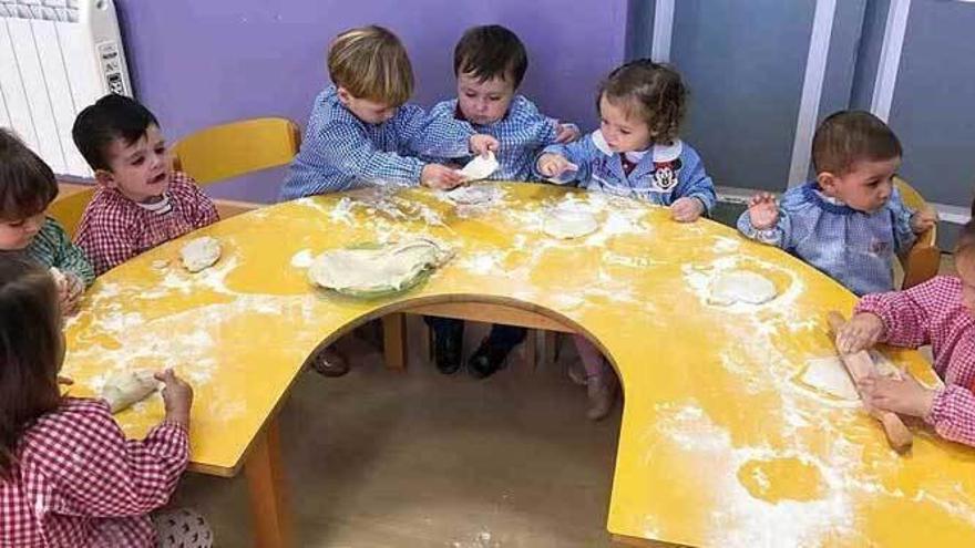 Pequeños cocineros en la escuela maliayesa La Oliva