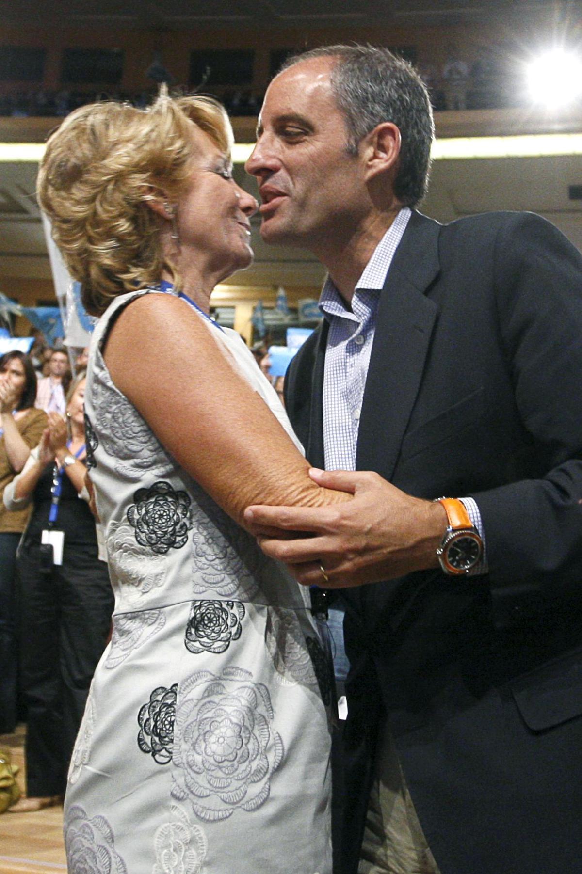 Esperanza Aguirre yFrancisco Camps se saludan en un acto.