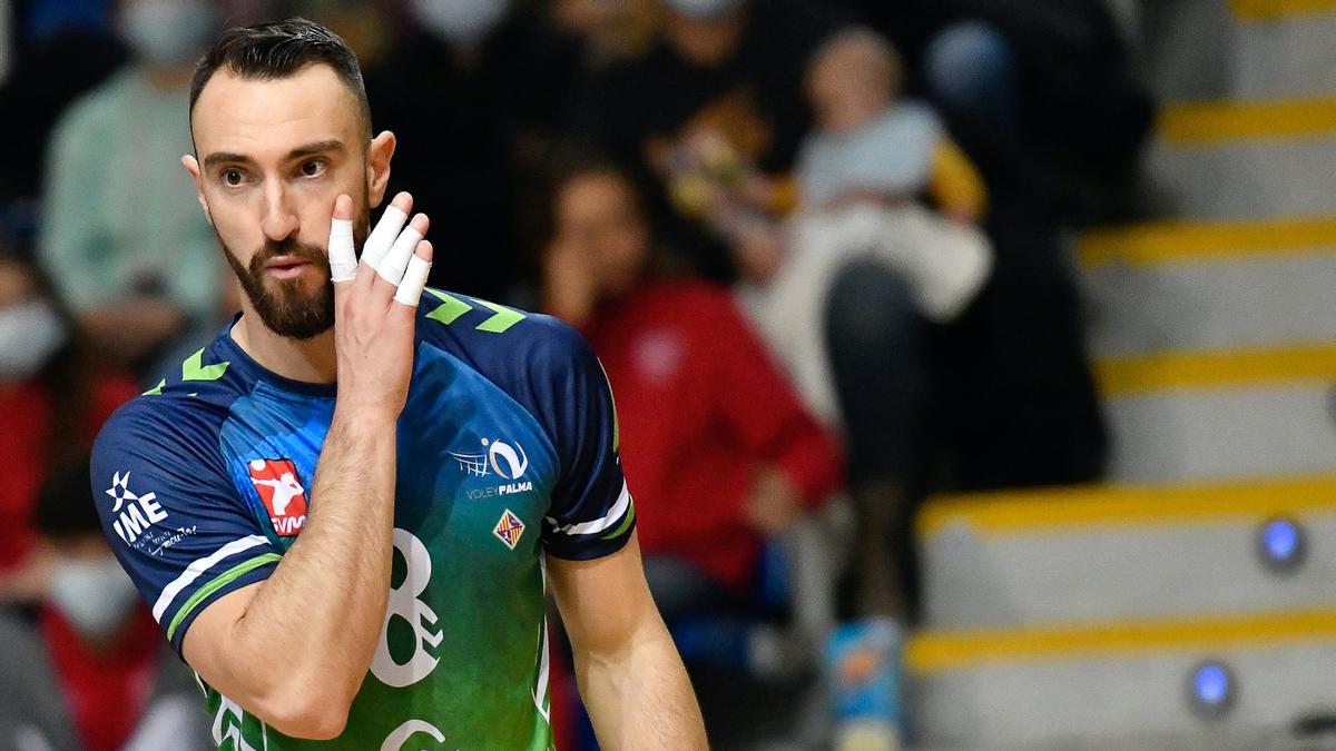 Chema Giménez en un partido con el Voley Palma.