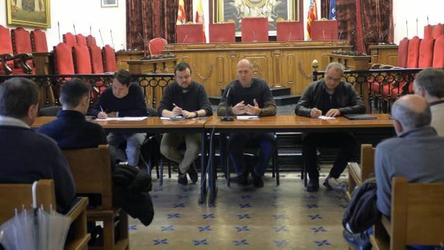 La reunión celebrada ayer en el Ayuntamiento con colectivos sobre los usos del Palmeral.