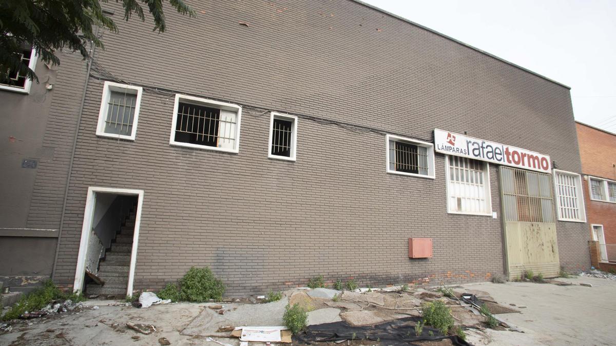 Este es el estado en el que se encuentra la fábrica abandonada de Rafael Torno SA en Xàtiva