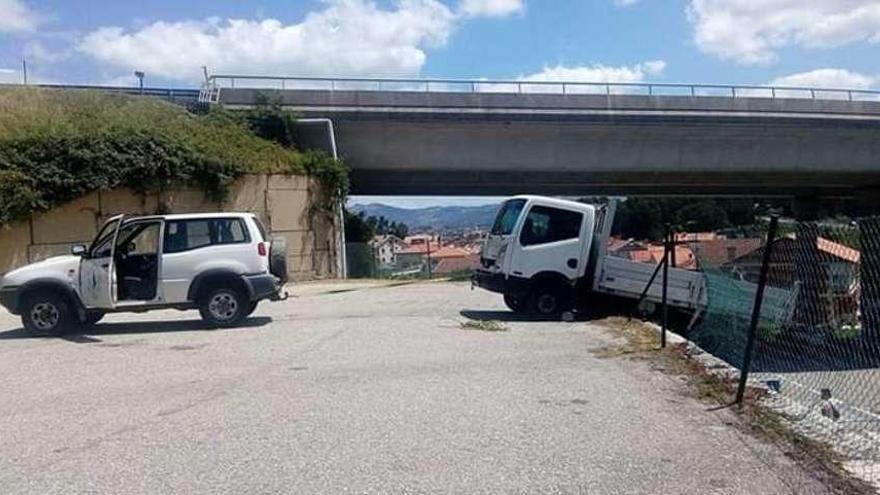 Susto en Baíña al descolgarse una camioneta de un muro de 5 metros