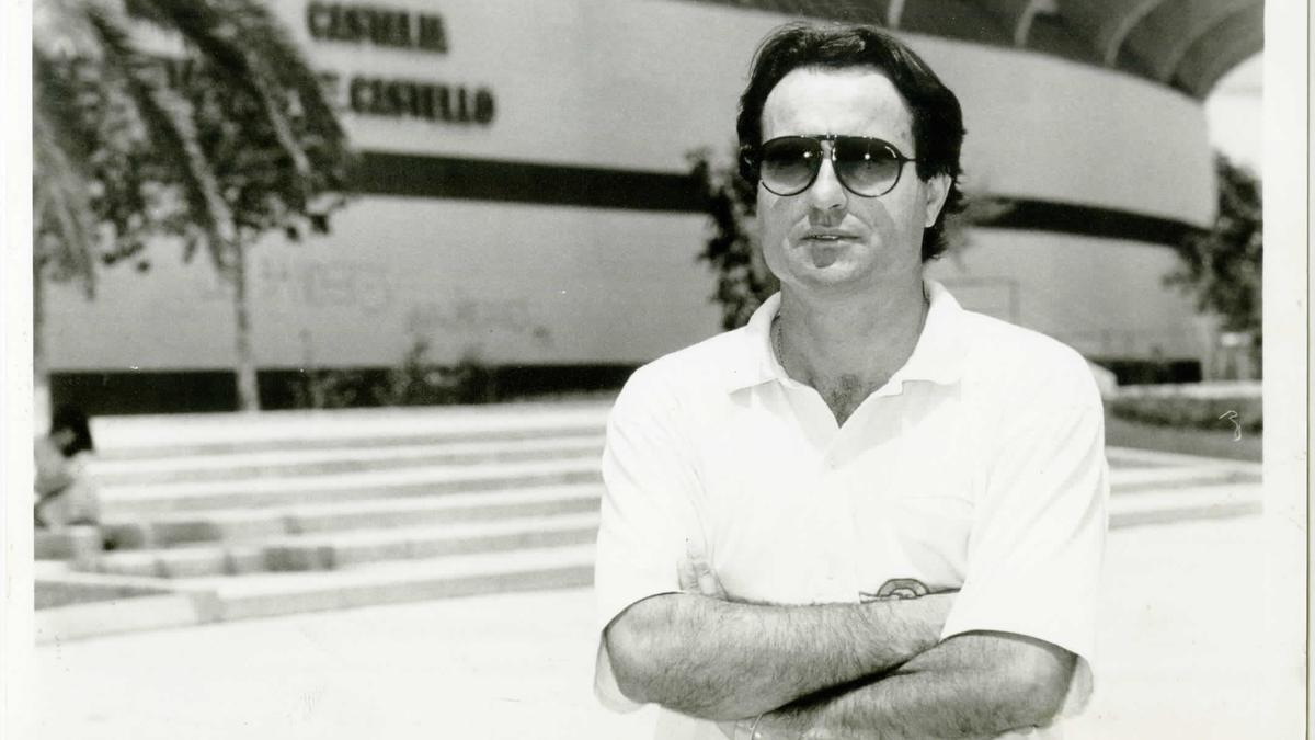 Luiche posa en los aledaños del Estadio Castalia, con sus características gafas de sol.