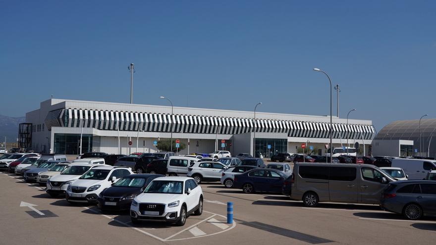 El aeropuerto ampliará el espacio del parking e instalará controles de acceso: ¿será ahora de pago?