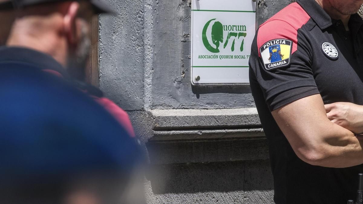Agentes de la Policía Canaria en la puerta de la sede Quórum Social 77 durante el registro del jueves.
