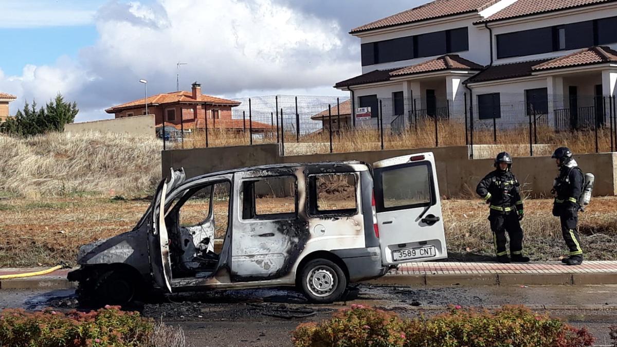 Furgoneta calcinada en Benavente.