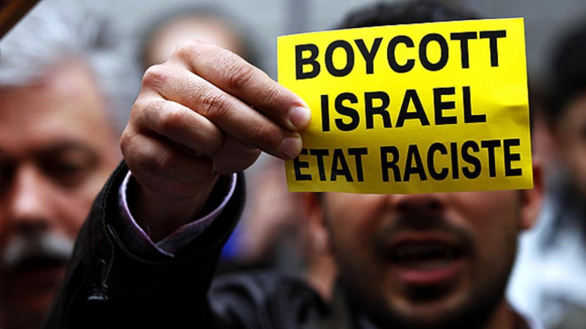 Després de l’atac israelià a la flotilla, milers de persones de molts països han sortit al carrer per manifestar-se contra l’acció de l’exèrcit israelià. Després de l’atac israelià a la flotilla, milers de persones de molts països han sortit al carrer per manifestar-se contra l’acció de l’exèrcit israelià.