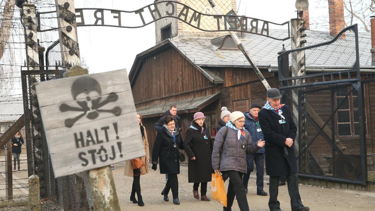 Supervivents del camp de concentració nazi d&#039;Auschwitz passen sota la inscripció &quot;Arbeit macht frei&quot;: &quot;El treball us farà lliures&quot;