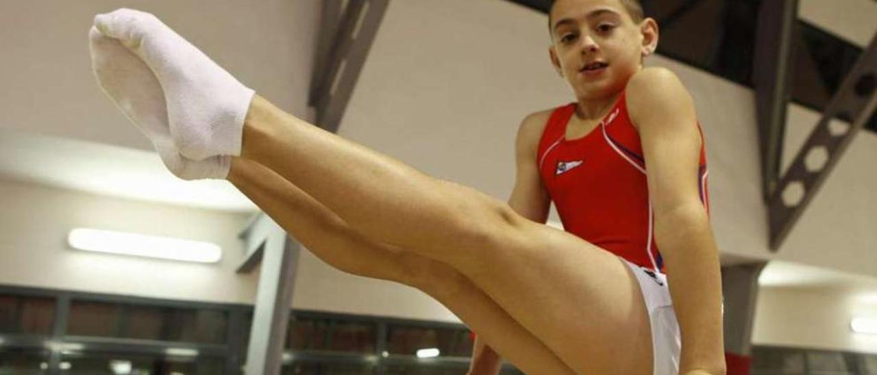 Pelayo Mateo, realizando un ejercicio de paralelas en el gimnasio del Grupo.