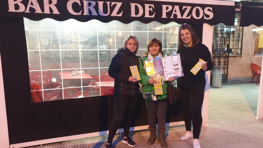 La vendedora de la ONCE María David Garrido, esta tarde en el bar de Pazos en el que vendió el cupón premiado. / FdV