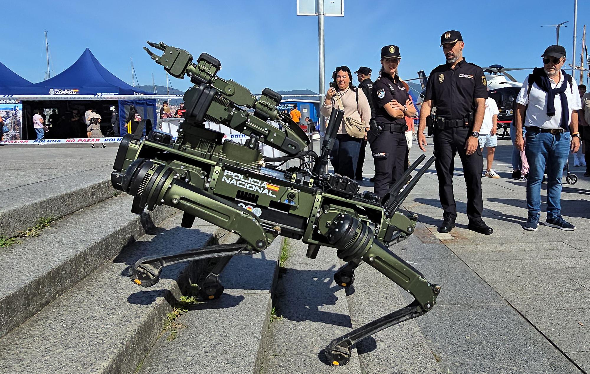 Los perros policía y el robot Sira, protagonistas en la "Exposición de Medios" de la Policía Nacional