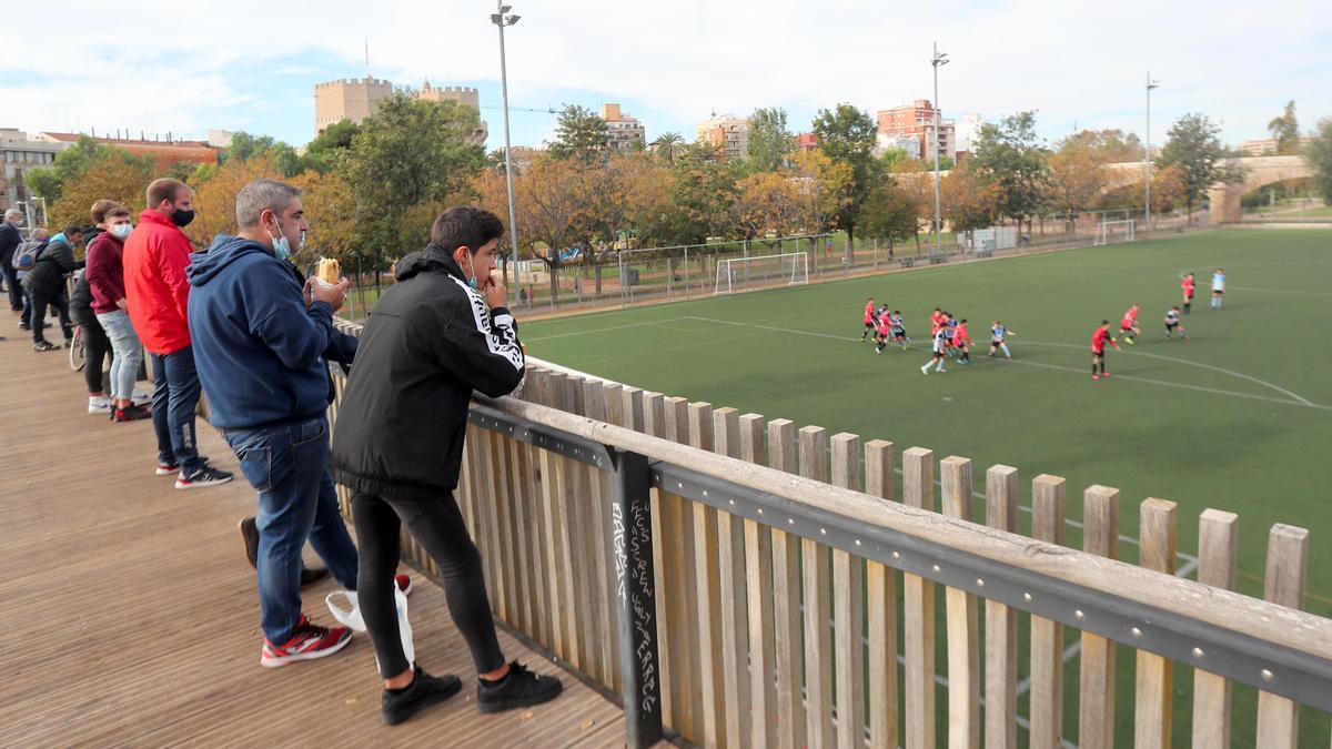 Una imagen de archivo de padres viendo un partido de fútbol base