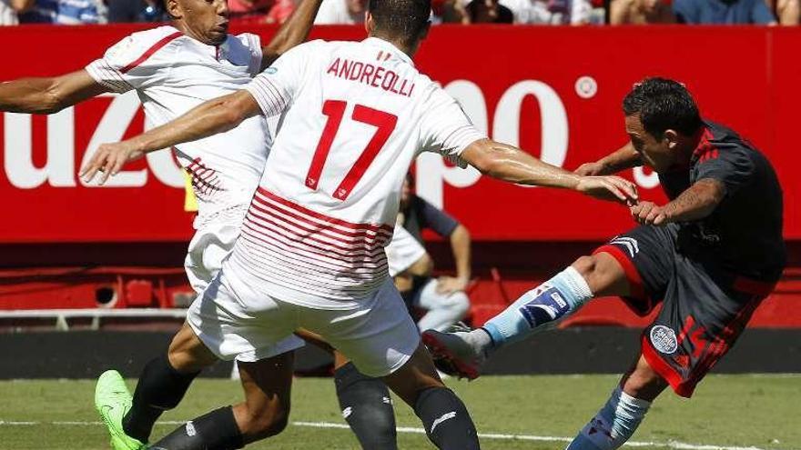 Orellana dispara a puerta ante varios defensas del Sevilla.