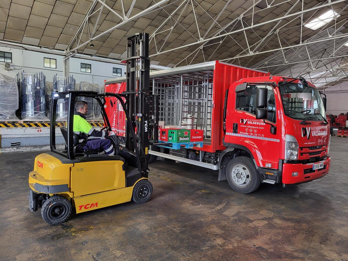 Labores de carga en las instalaciones de Distribuciones Valsegura.