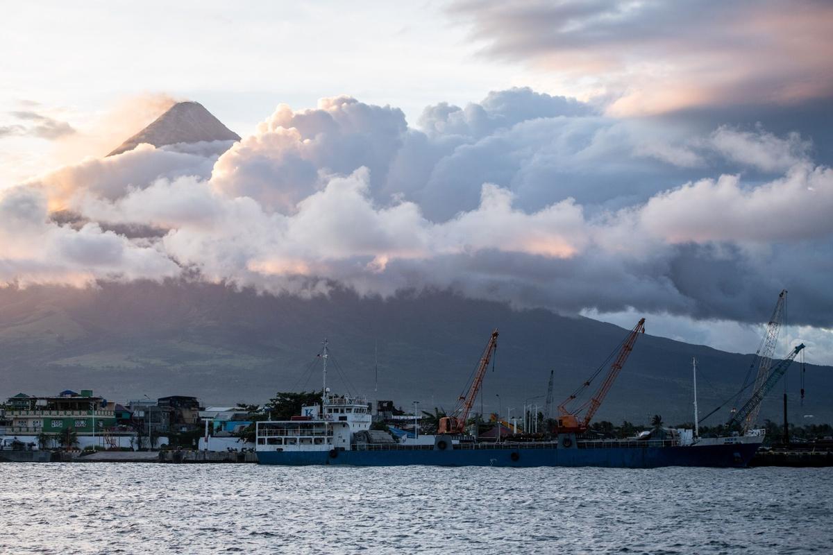 El volcán Mayón sigue activo en Filipinas