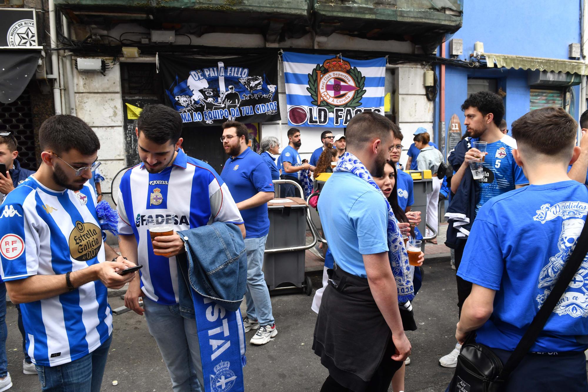 Ambientazo en la calle San Juan en la previa del Deportivo-Castellón