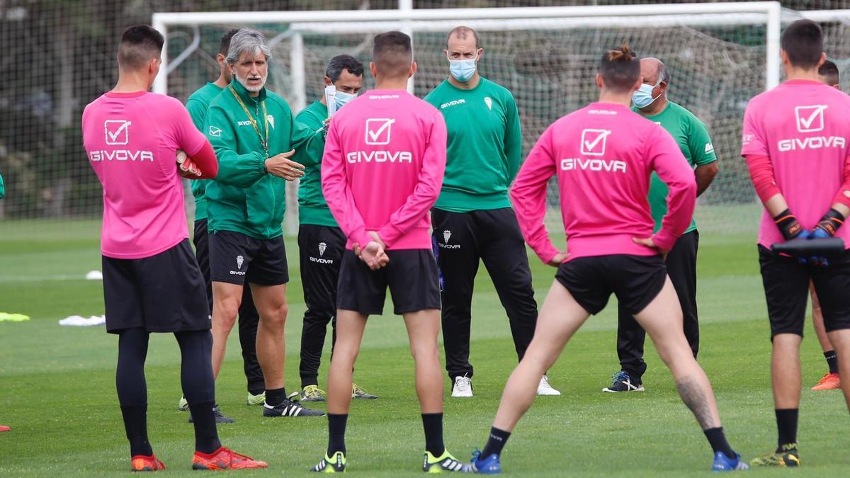 Pablo Alfaro se dirige a sus jugadores al inicio del entrenamiento del Córdoba CF, este miércoles, en la Ciudad Deportiva.