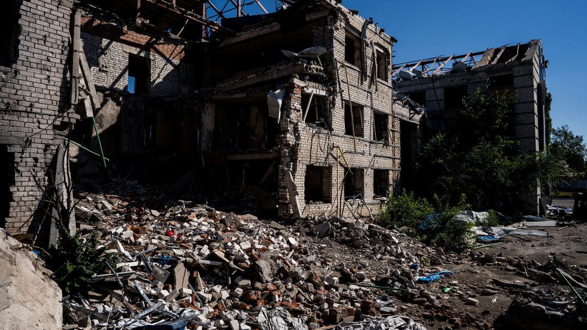 Imagen de archivo de un edificio destruido por misiles rusos en Bajmut, Ucrania