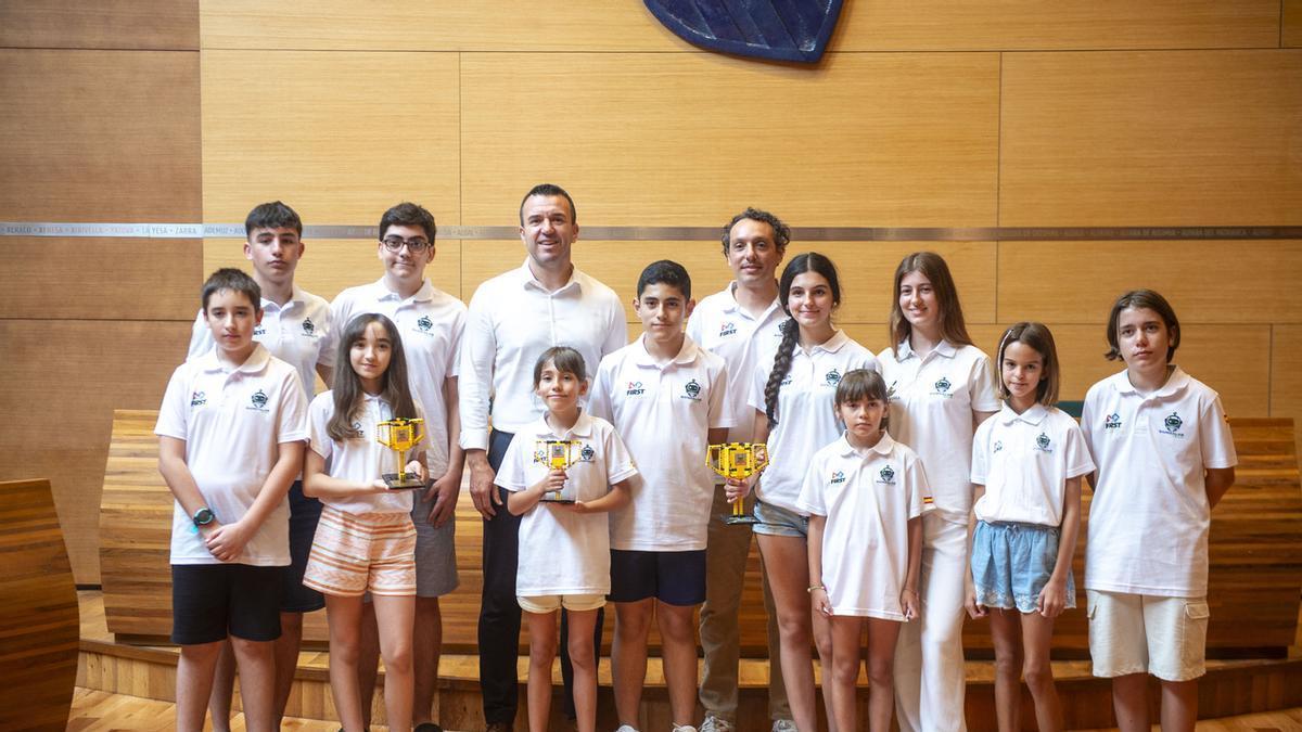 El presidente de la Diputación con el equipo de robótica de Gandia y la Safor