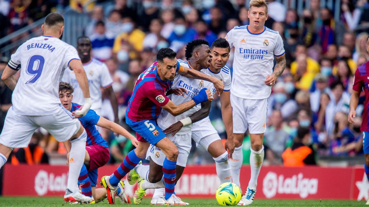 Busquets frena a Vinicius cerca del área azulgrana.