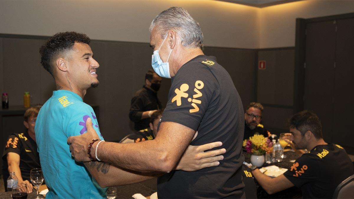 Philippe Coutinho saluda a Tite en el hotel de Brasil en Sao Paulo