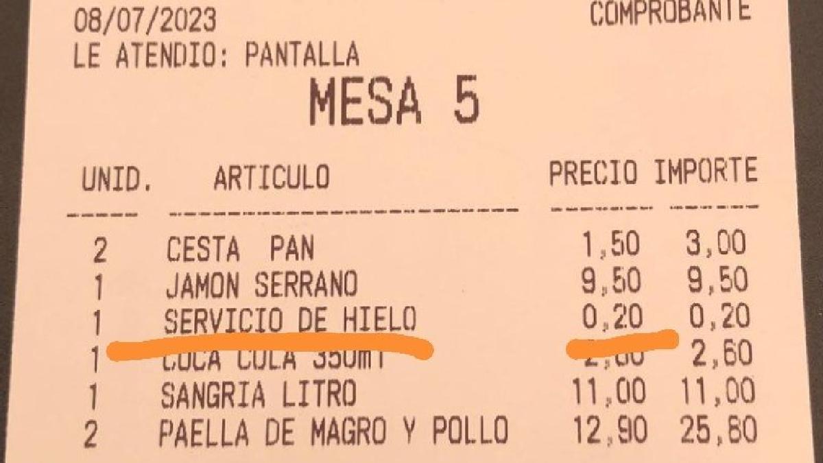 Ticket del restaurante que cobra el hielo como un extra.