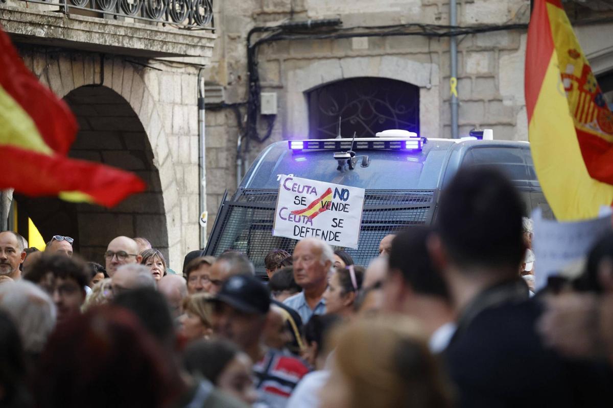 Les imatges de la manifestació i contramanifestació per l'entrada d'immigrants a Ceuta Les imatges de la manifestació i contramanifestació per l'entrada d'immigrants a Ceuta