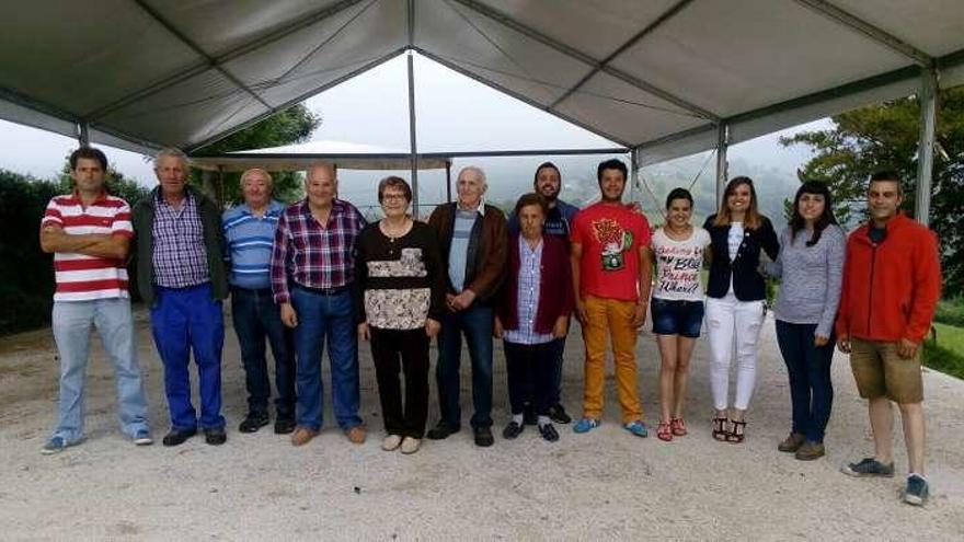 Vecinos en la plaza de la fiesta del Picu los Montes.