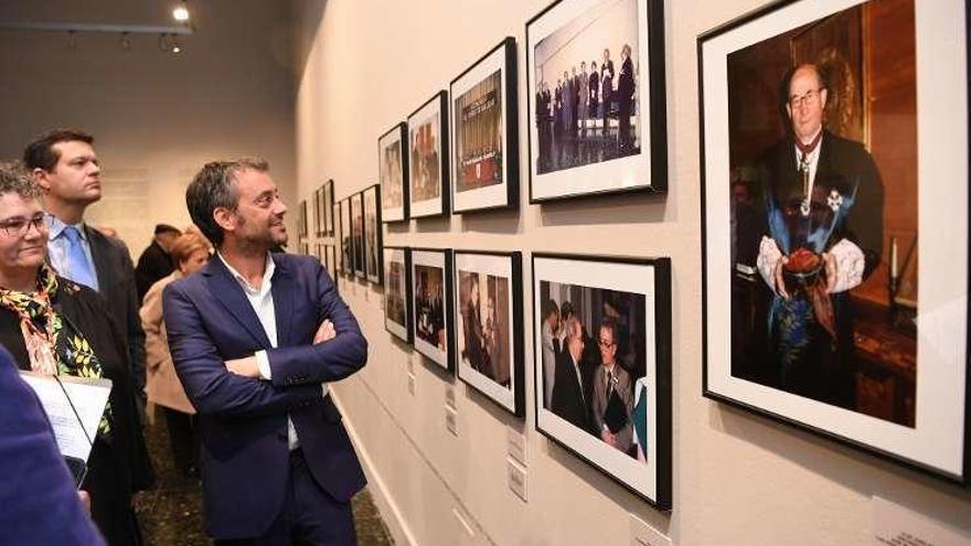 Xulio Ferreiro visita la exposición, ayer.