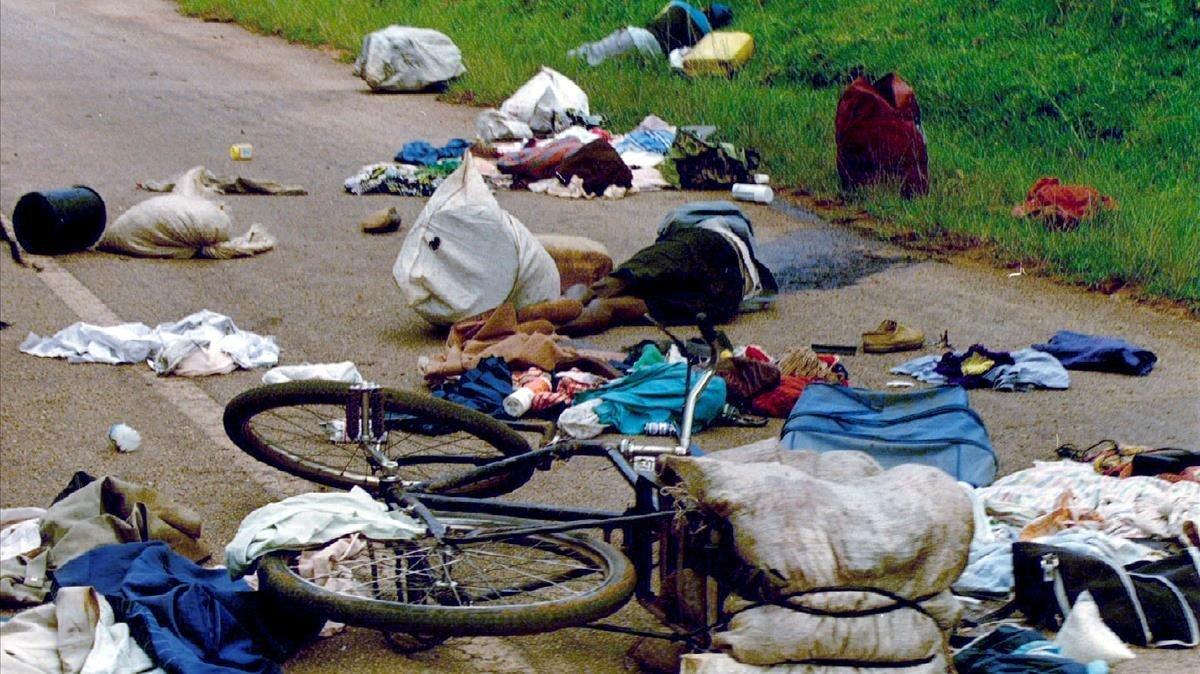 Cadáveres de civiles ruandeses asesinados durante los combates en Kigali, la capital ruandesa, en mayo de 1994. Aquel año hubo un intento de exterminio de la población tutsi a manos del Gobierno hutu.