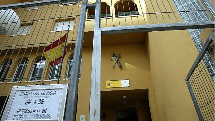 Cuartel de la Guardia Civil de Xixona que indica el horario de apertura y remite al 062 o a Sant Joan d&#039;Alacant y San Vicente.
