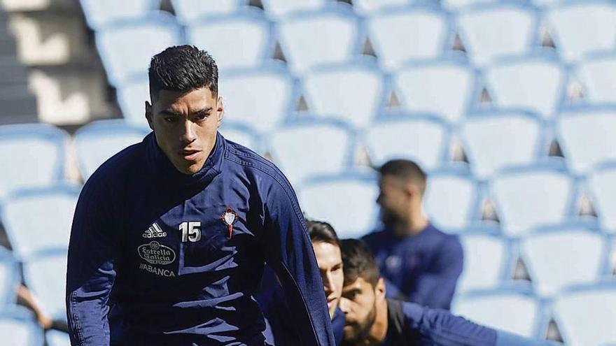 Lucas Olaza salta un obstáculo en un entrenamiento con el Celta en Balaídos. // Ricardo Grobas