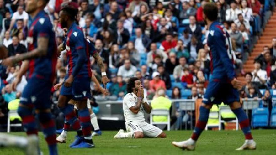 Marcelo, agenollat i decebut durant el partit contra el Llevant.