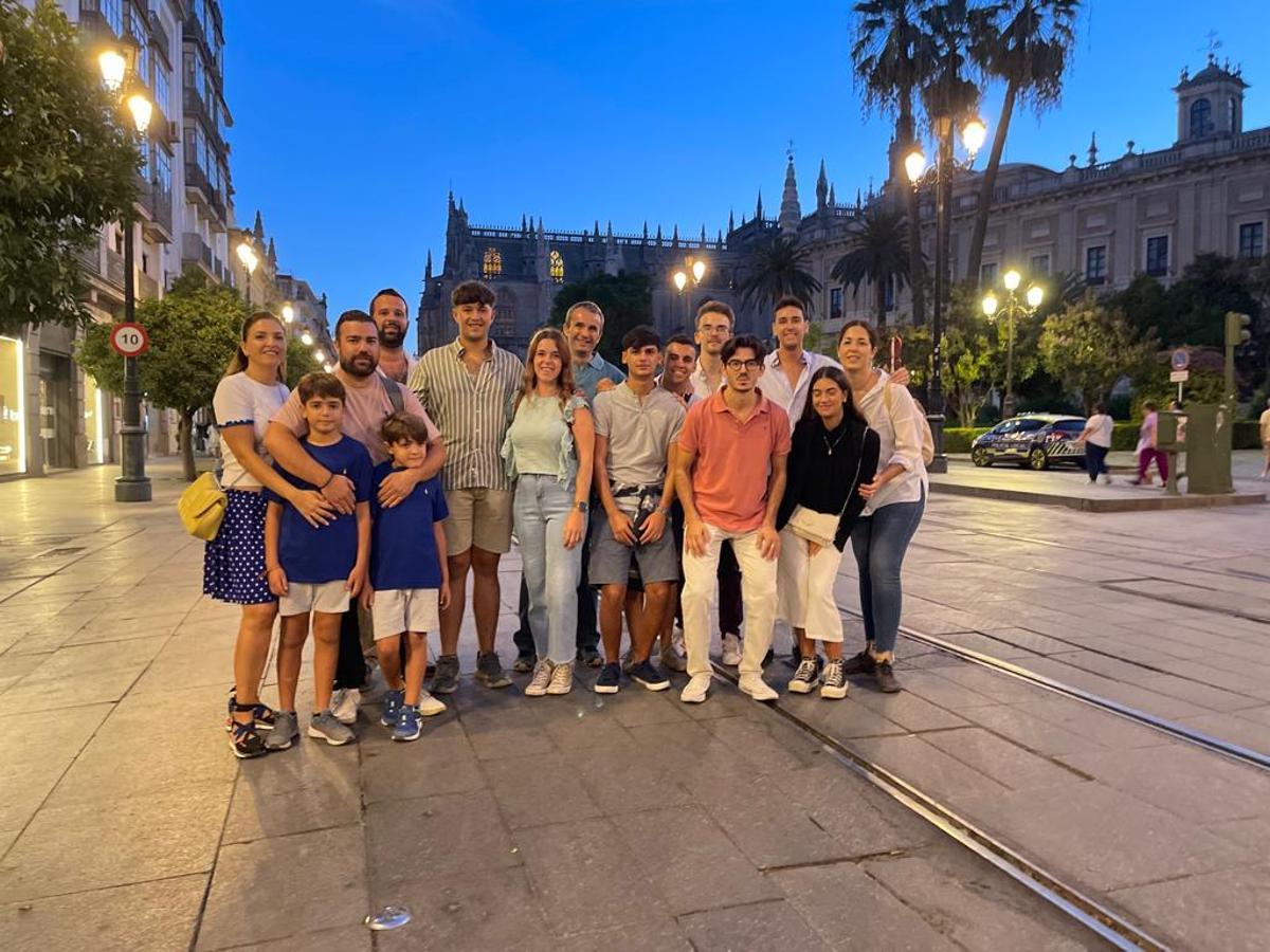 Los peregrinos de Tomares, en la Avenida de la Constitución al llegar a Sevilla. Foto El Correo (1)