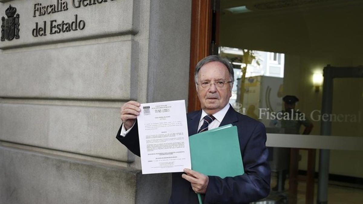 El secretario general de Manos Limpias, Miguel Bernard, en las puertas de la fiscalía con la querella contra Mas en las manos.