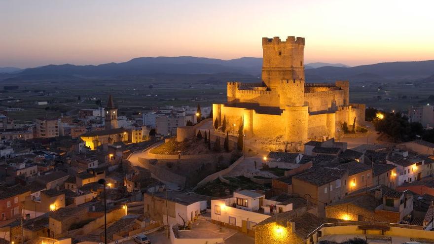 El Castillo de la Atalaya, del siglo XII, es la fortaleza más icónica.