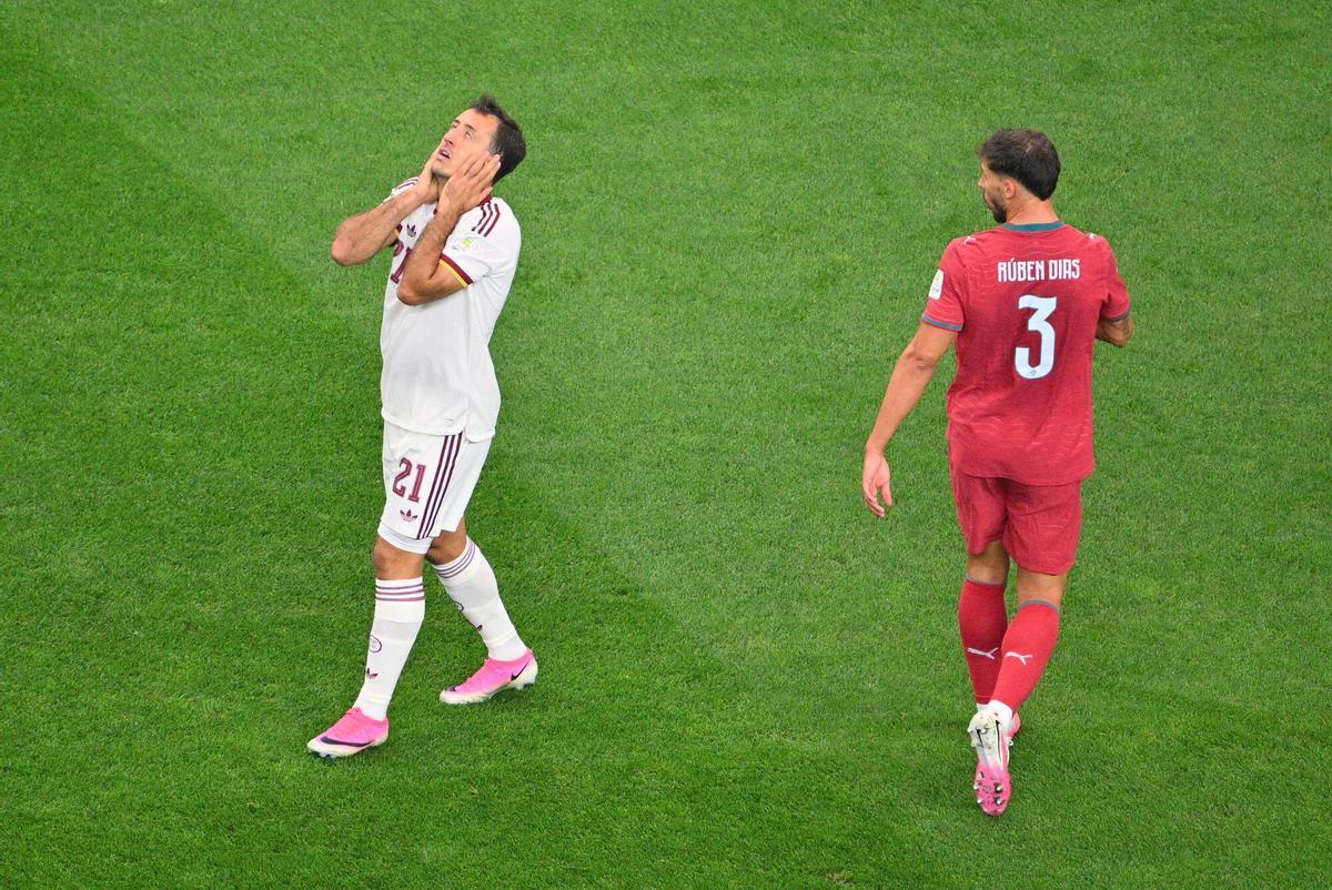 Oyarzábal se lamenta tras una gran ocasión fallada en los primeros minutos. Oyarzábal se lamenta tras una gran ocasión fallada en los primeros minutos.