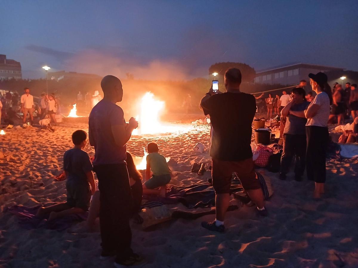 La noche de San Xoán en la playa de Rodeira, en Cangas. La noche de San Xoán en la playa de Rodeira, en Cangas.