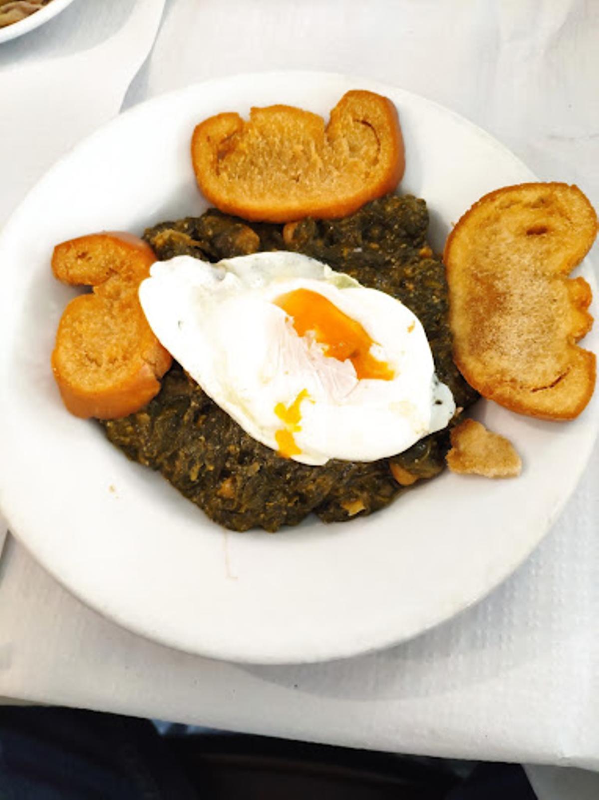 Plato de garbanzos con espinacas y huevo de Casa Fidel, en Sevilla.