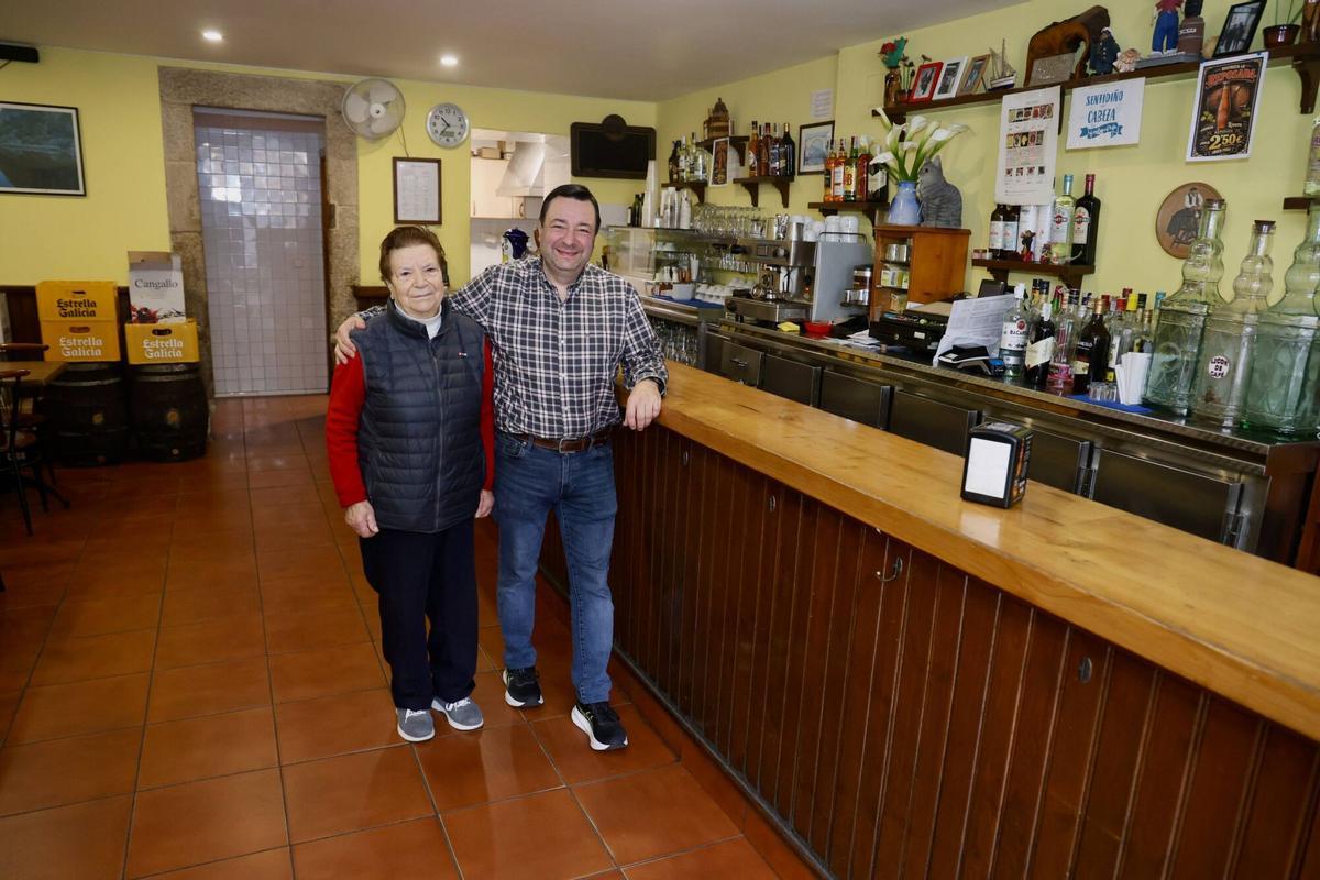 Jorge Pérez y su madre Manuela, propietarios de este histórico bar de Santiago con cuncas de vino.
