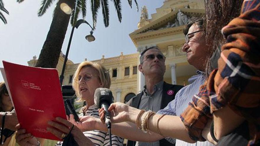 Rosa Díez, junto a Marcos Paz, delante del Ayuntamiento.