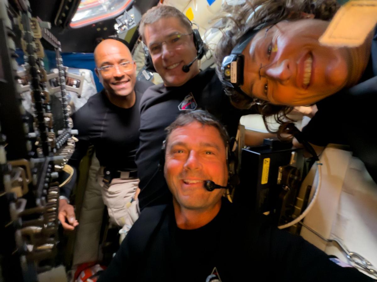 A mitad de su período de observación lunar, los miembros de la tripulación de Artemis II ,se detienen para girar la cámara y tomarse una selfie dentro de la nave Orio