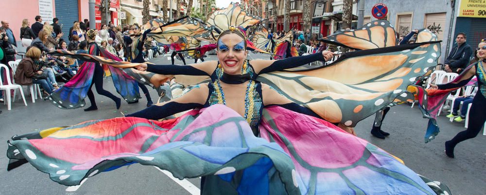 Los bailes y los trajes de los componentes de las comparsas llenaron la calle Alicante y la avenida Ancha de Castelar de colorido y originalidad.