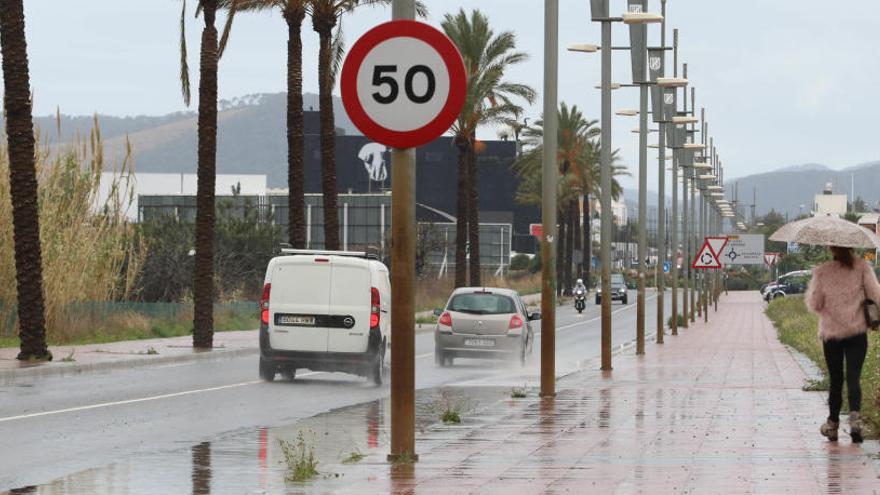 Una mujer se protege de la lluvia con un paraguas.