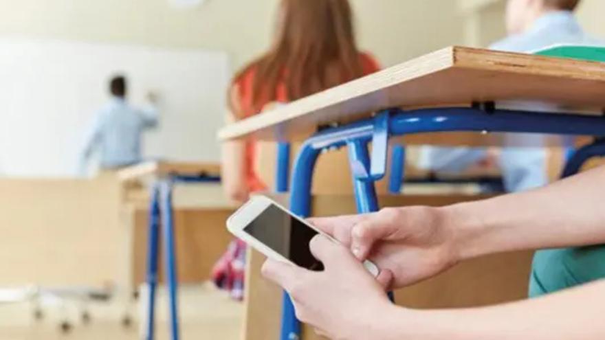 Los profesores, aliviados por la prohibición del móvil en clase