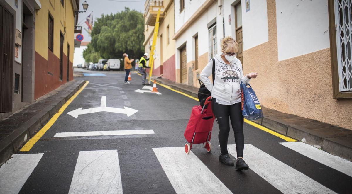 Una vecina en la calle Francisco Ortuño, en el casco urbano de Vilaflor.